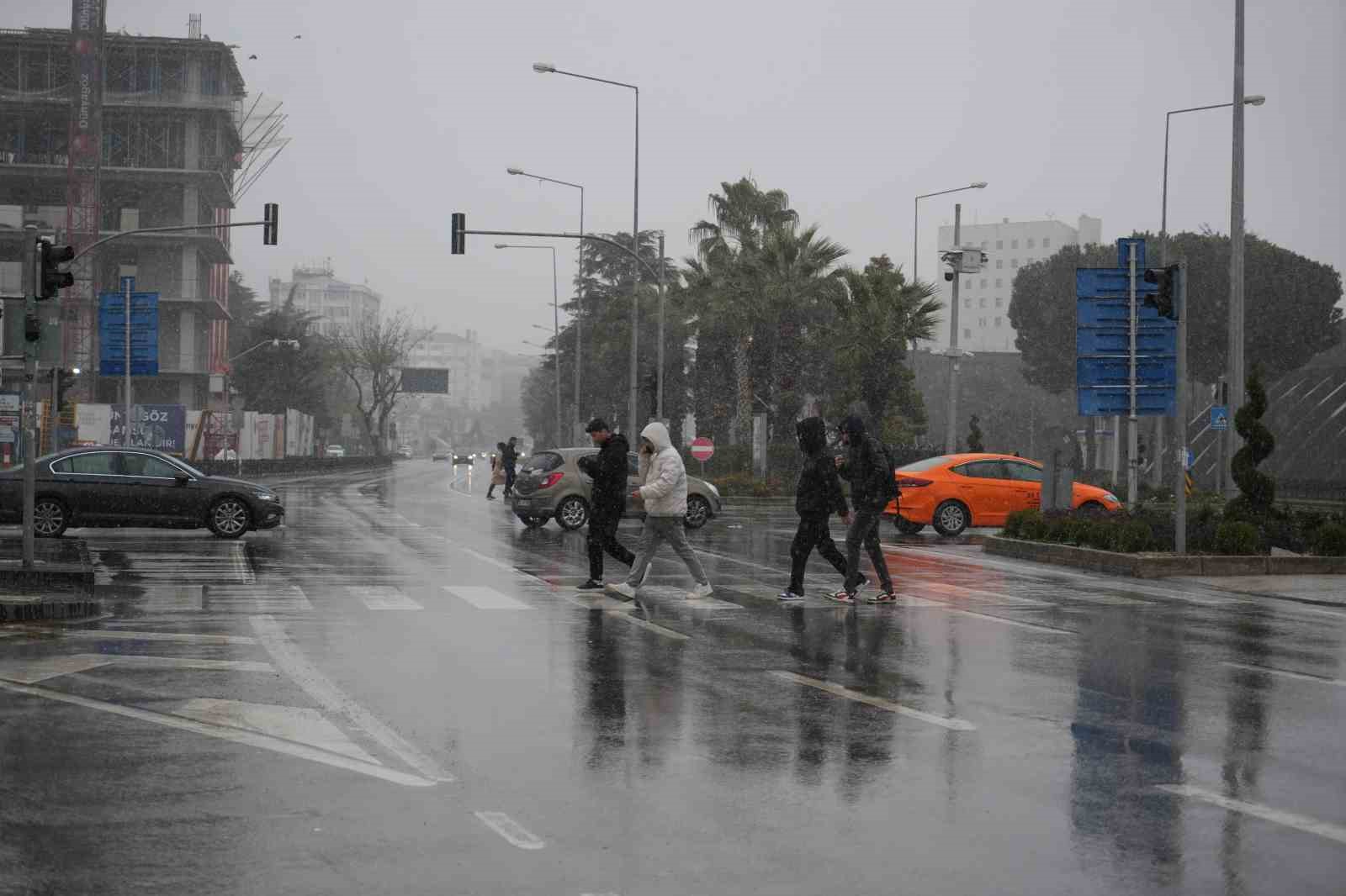 Samsun merkezde kar yağışı etkili oldu
