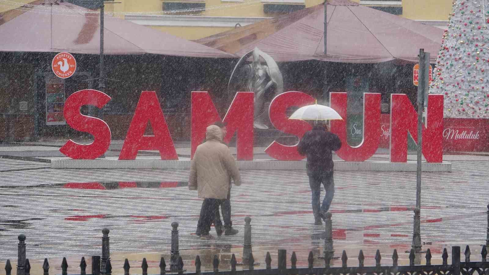 Samsun merkezde kar yağışı etkili oldu
