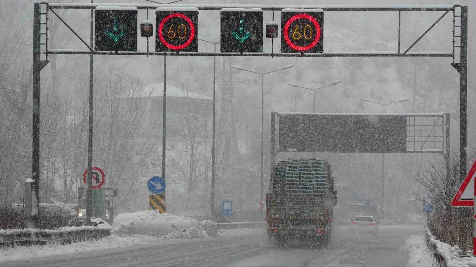 Samsun-Ordu karayolunda kar yağışı
