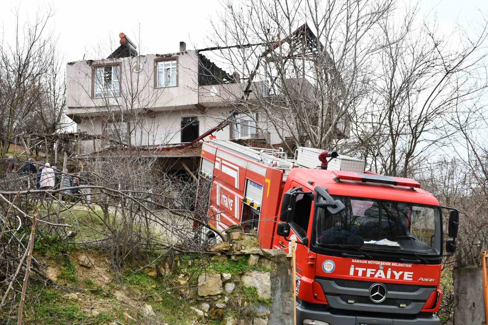 Samsun’da 2 katlı evde yangın
