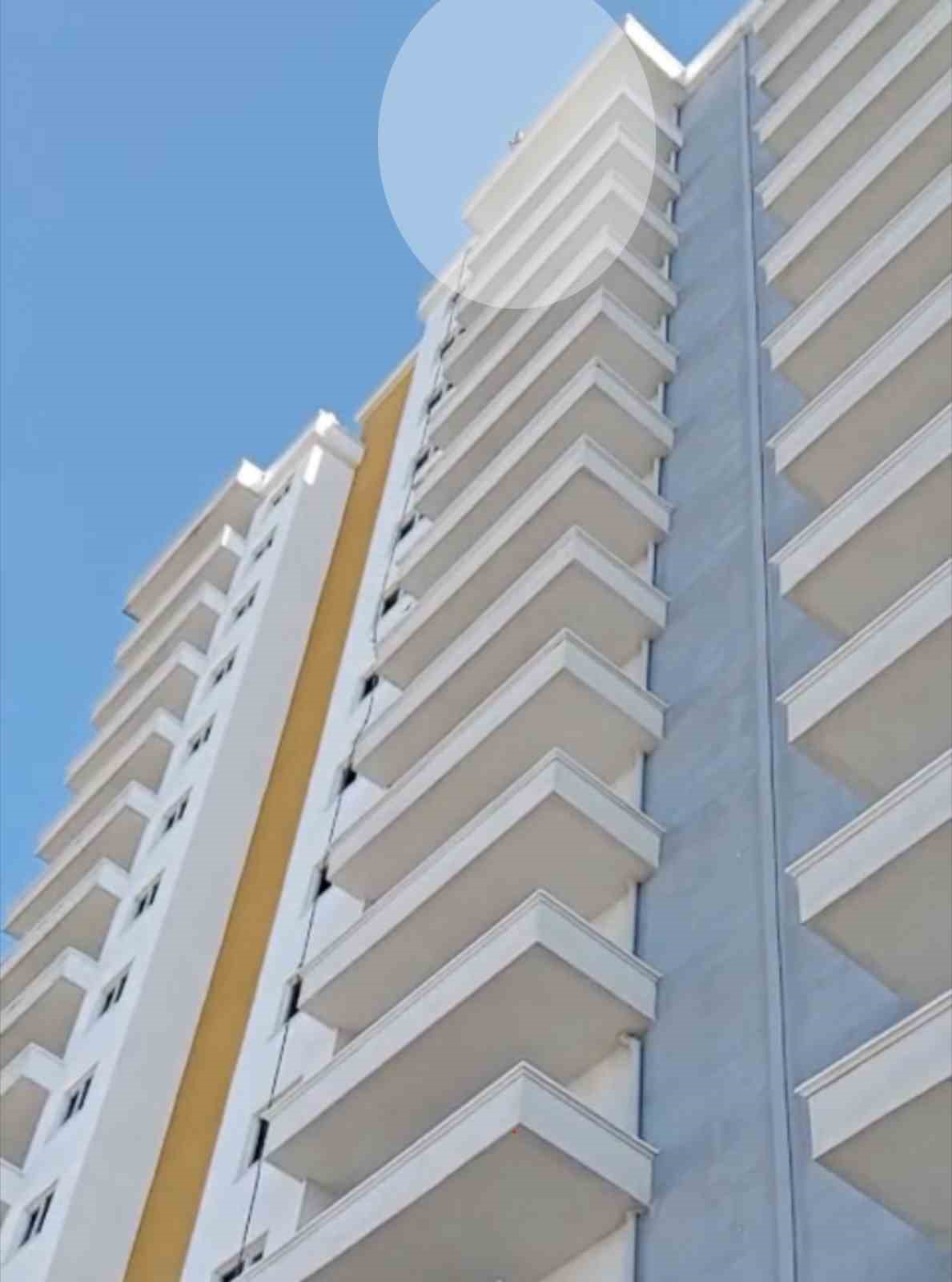 Samsun’da 20 katlı binaya çıkan genci polis ikna etti
