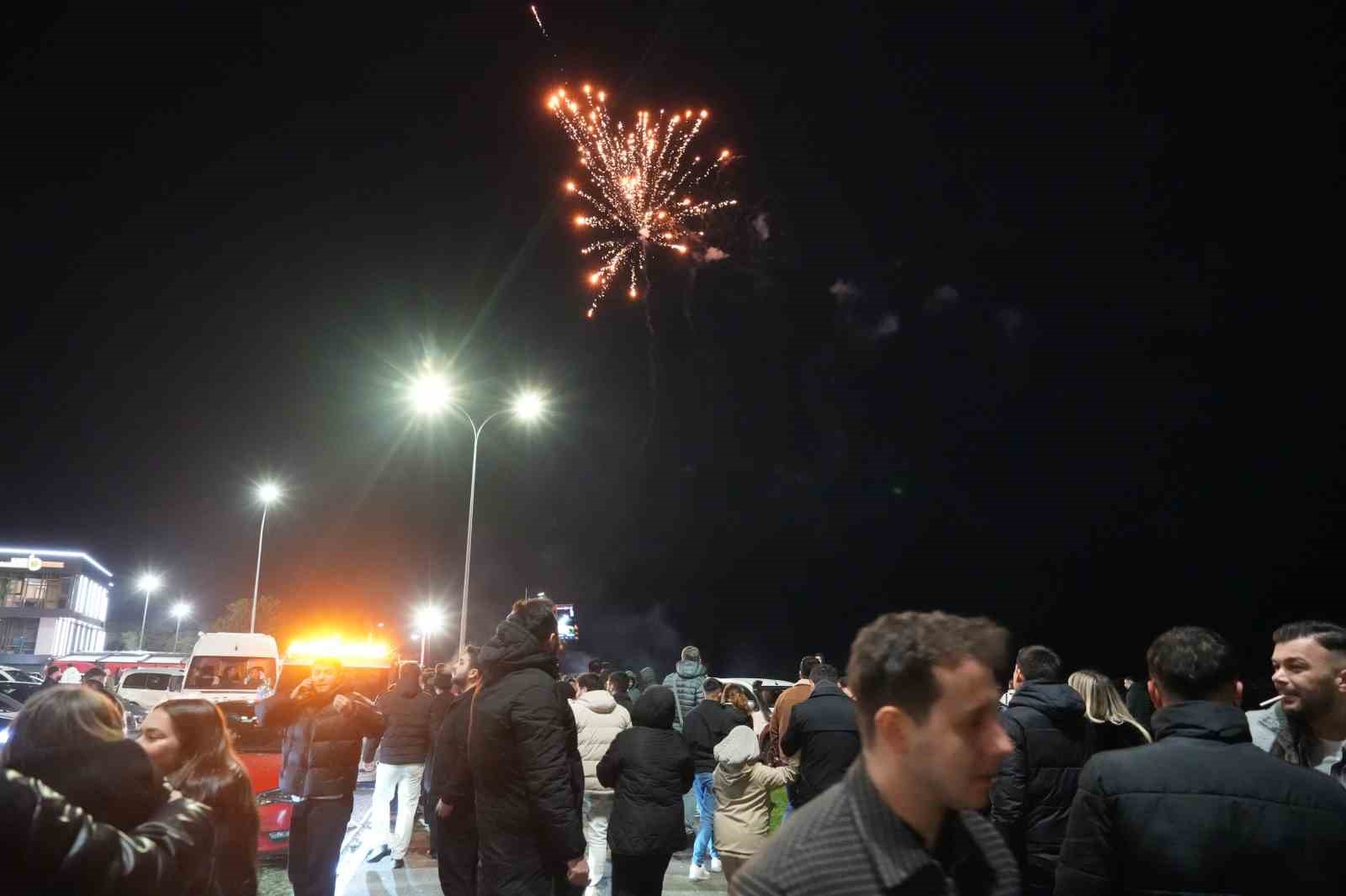 Samsun’da 2026 coşkusu: Yüzlerce kişi yeni yıla dans ve müzikle girdi
