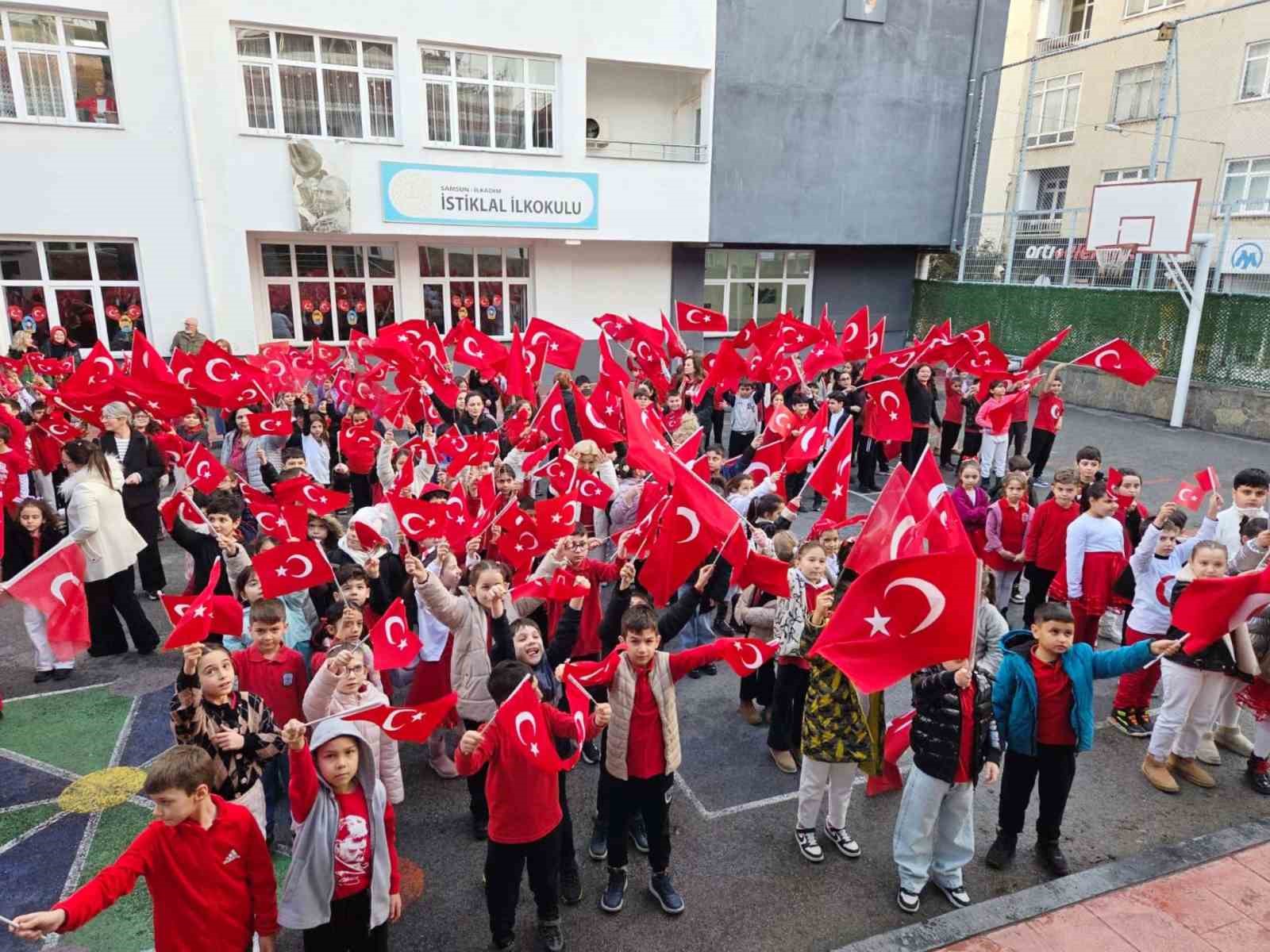 Samsun’da 253 bin öğrenci "Bayrak Sevgisi" temasıyla ders başı yaptı
