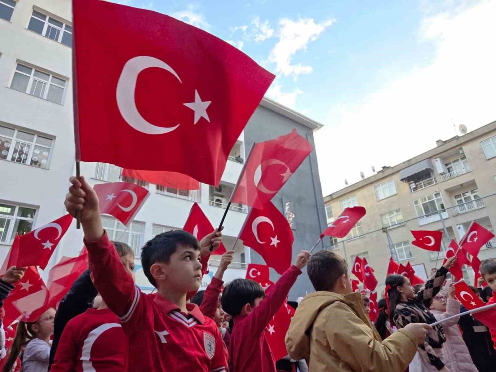 Samsun’da 253 bin öğrenci "Bayrak Sevgisi" temasıyla ders başı yaptı
