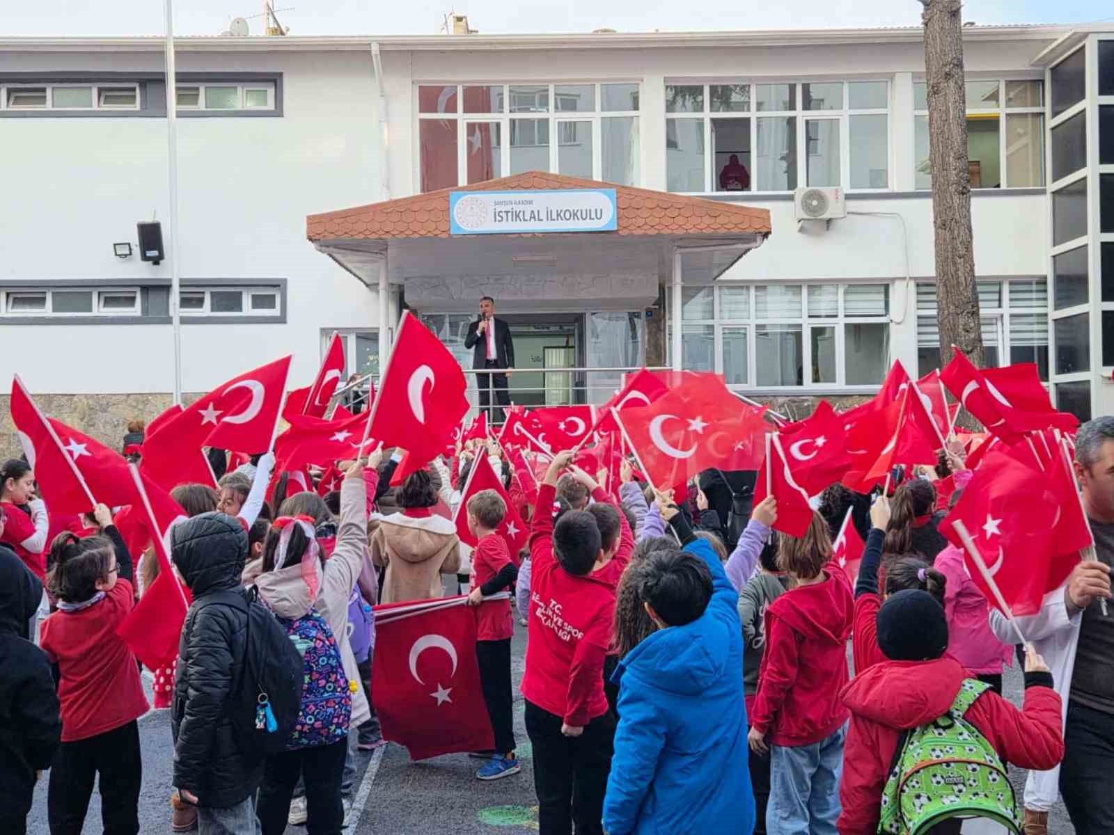 Samsun’da 253 bin öğrenci "Bayrak Sevgisi" temasıyla ders başı yaptı
