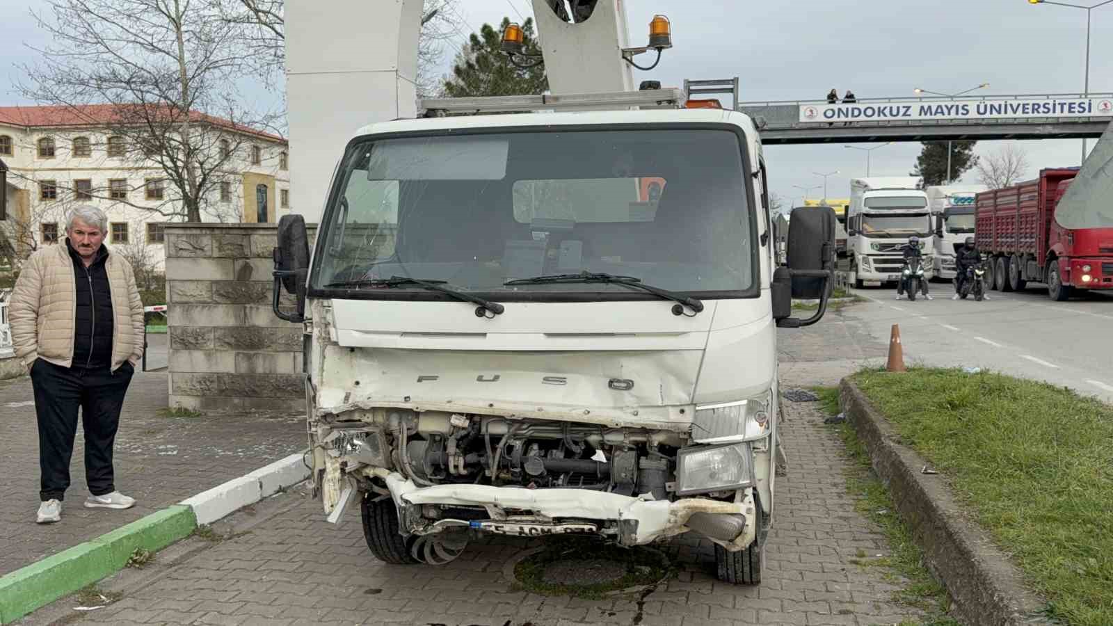 Samsun’da 5 araçlı zincirleme kaza: 3 otomobil alev alev yandı, 4 yaralı

