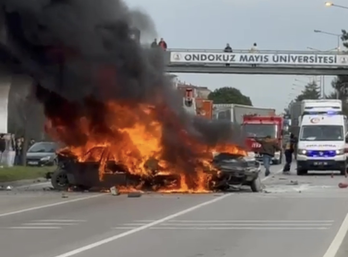 Samsun’da 5 araçlı zincirleme kaza: 3 otomobil alev alev yandı, 4 yaralı
