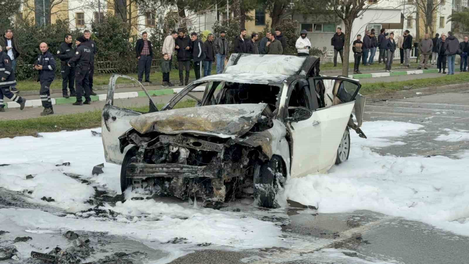 Samsun’da 5 araçlı zincirleme kaza: 3 otomobil alev alev yandı, 4 yaralı
