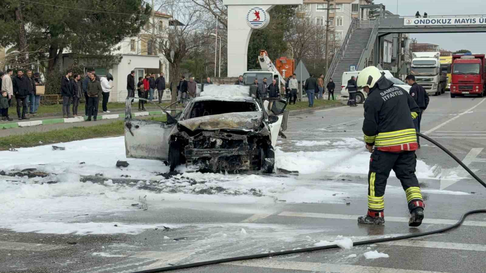 Samsun’da 5 araçlı zincirleme kaza: 3 otomobil alev alev yandı, 4 yaralı
