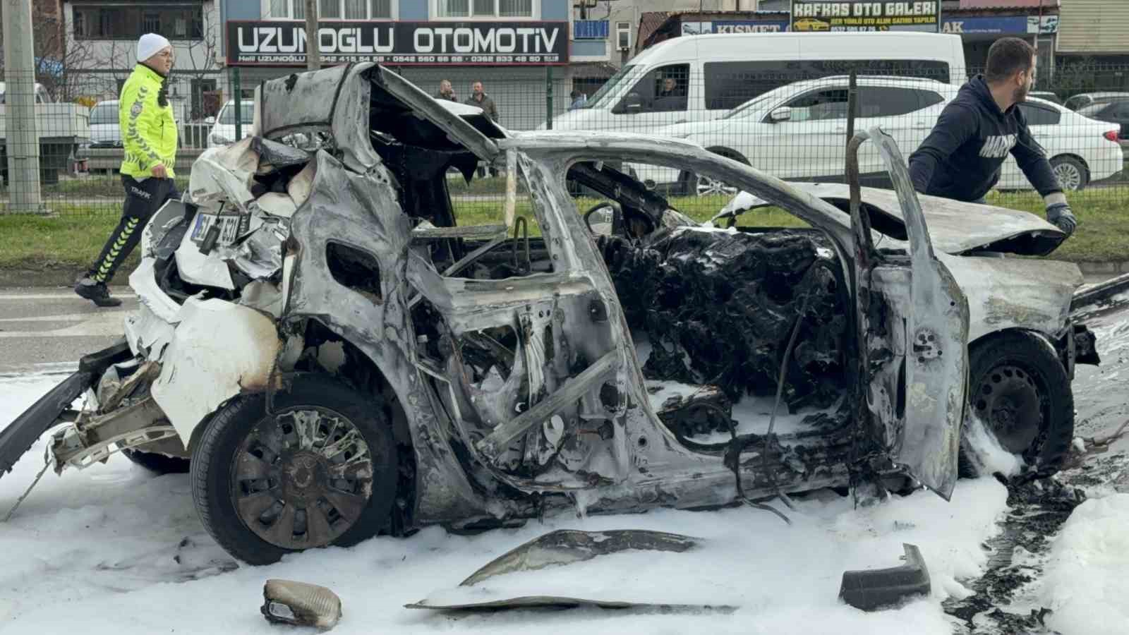 Samsun’da 5 araçlı zincirleme kaza: 3 otomobil alev alev yandı, 4 yaralı
