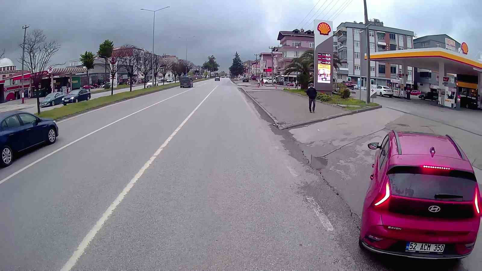 Samsun’da aniden çimento yüklü tırın önüne çıkan otomobil yürekleri ağza getirdi
