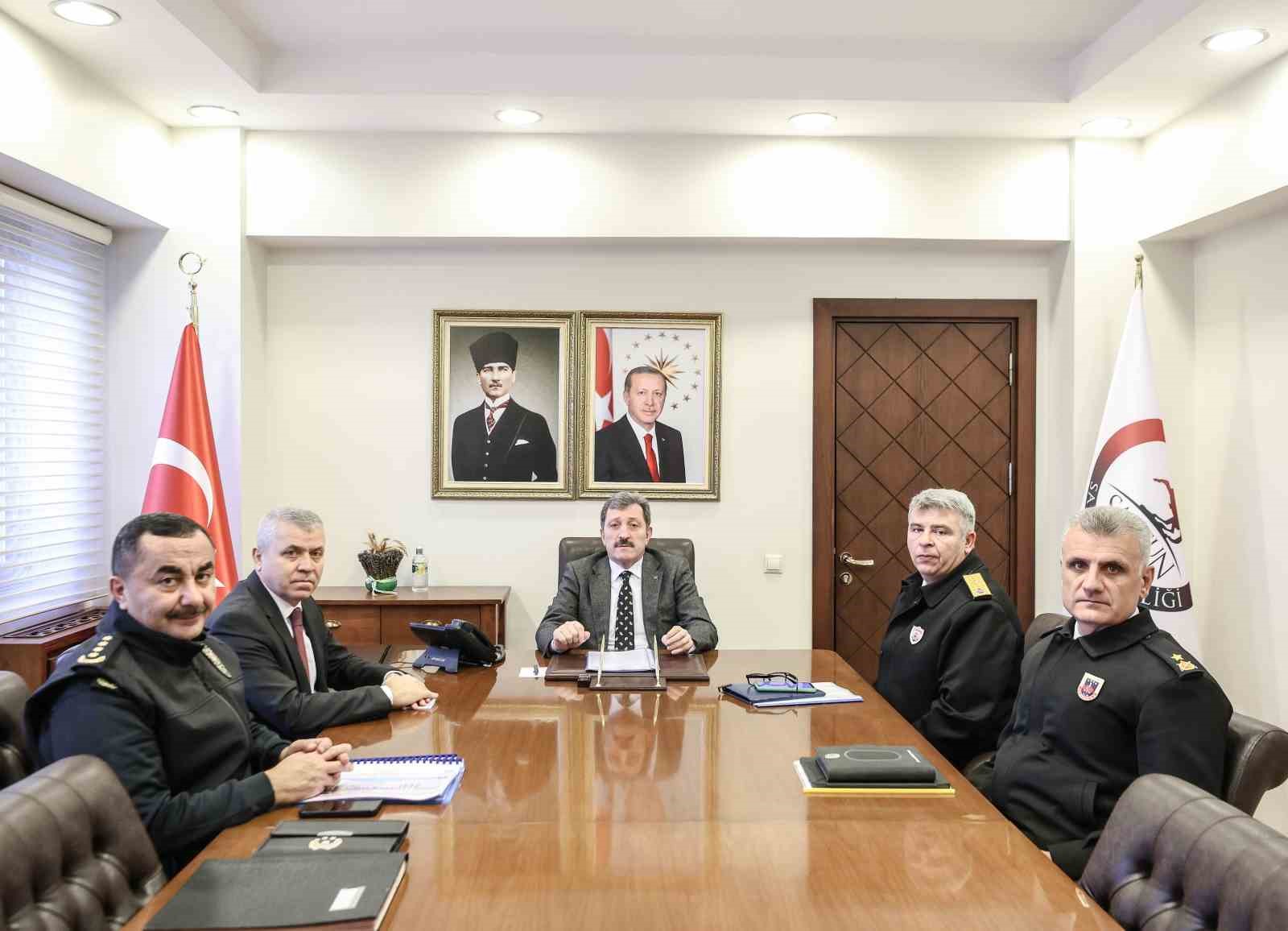 Samsun’da bayram trafiğine 8 bin 109 personelle sıkı denetim
Samsun’da bayram trafiğine 8 bin 109 personelle sıkı denetim