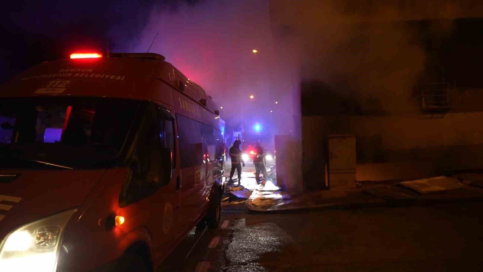 Samsun’da bina yangınında can pazarı: 8 kişi dumandan etkilendi
