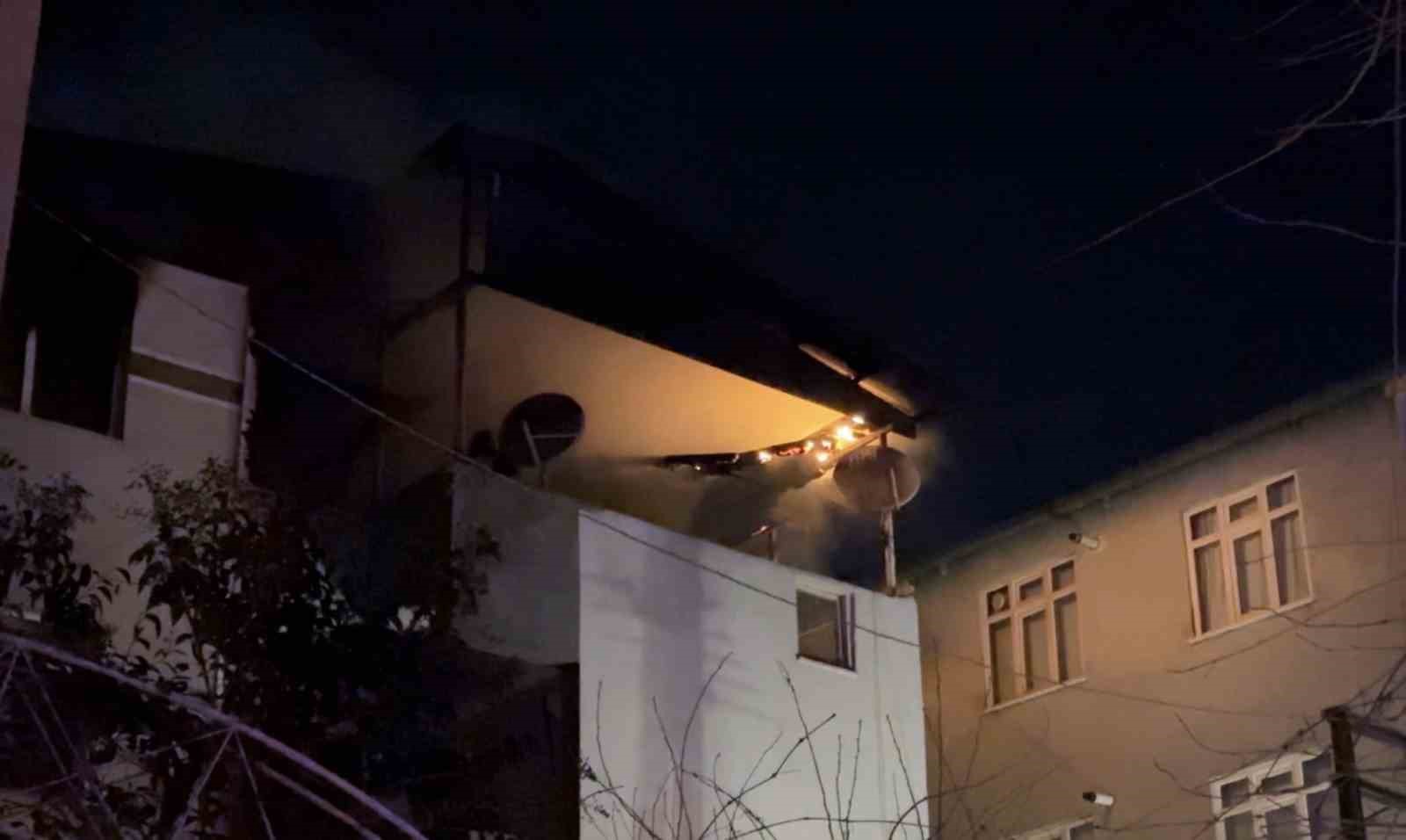 Samsun’da çatı katı alev alev yandı: 1 yaralı
