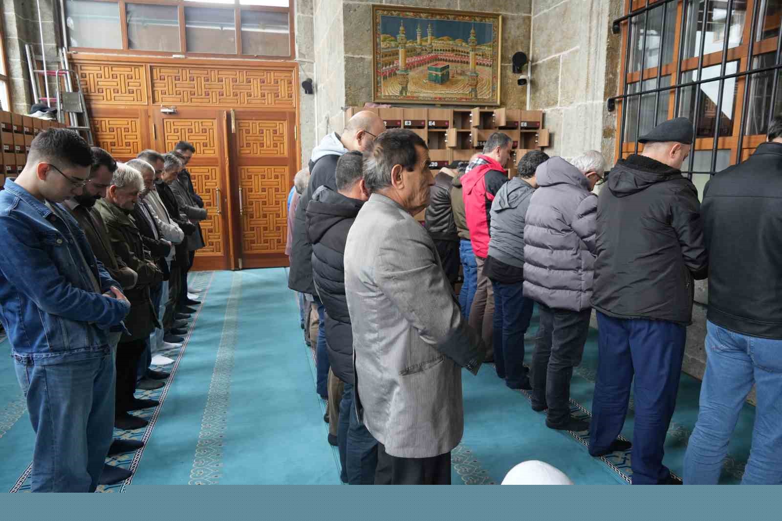 Samsun’da "çifte bayram" coşkusu: Vatandaşlar camilere akın etti
