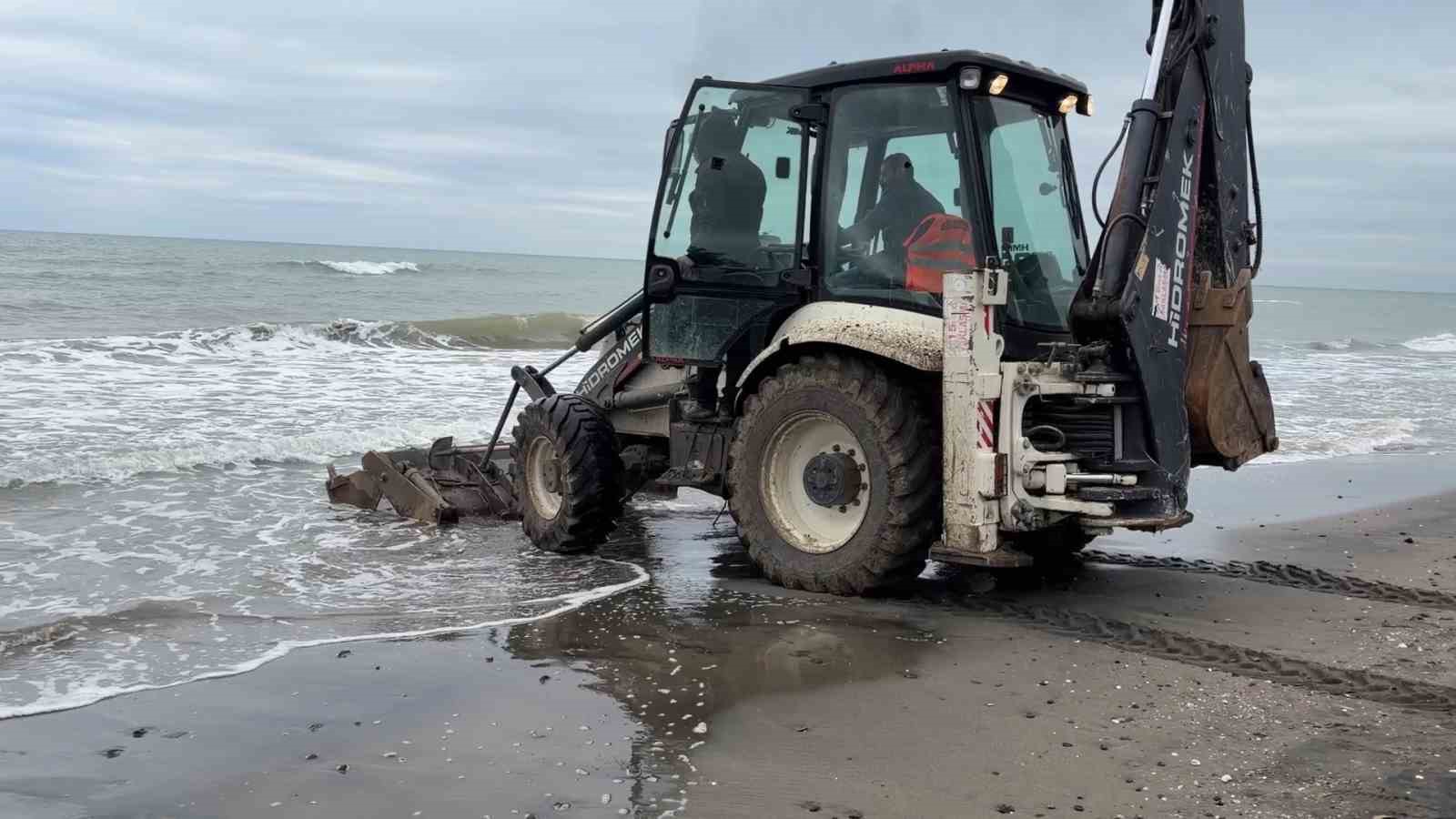 Samsun’da denize atılan çuvallar dolusu inşaat atığı temizlendi, inceleme başlatıldı
