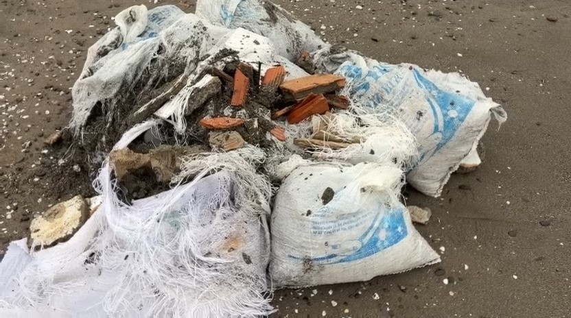 Samsun’da denize atılan çuvallar dolusu inşaat atığı temizlendi, inceleme başlatıldı
