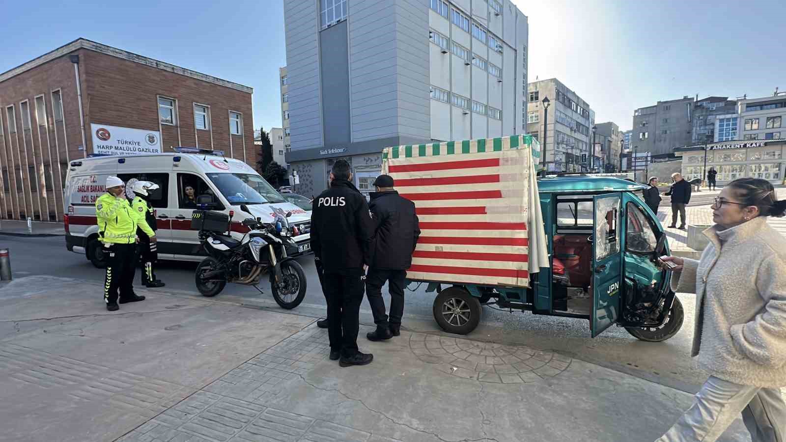 Samsun’da elektrikli motor park halindeki araca çarptı: 1 yaralı
