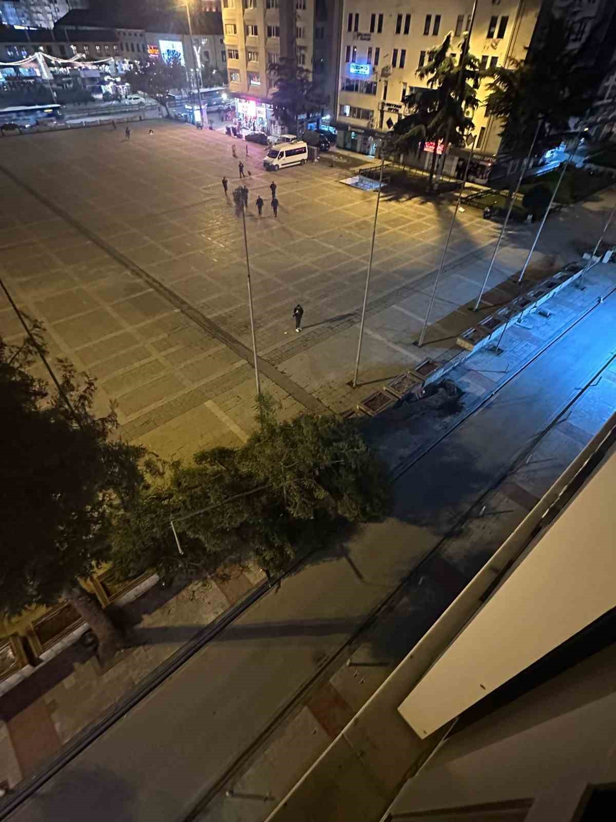 Samsun’da fırtına ağaç devirdi
