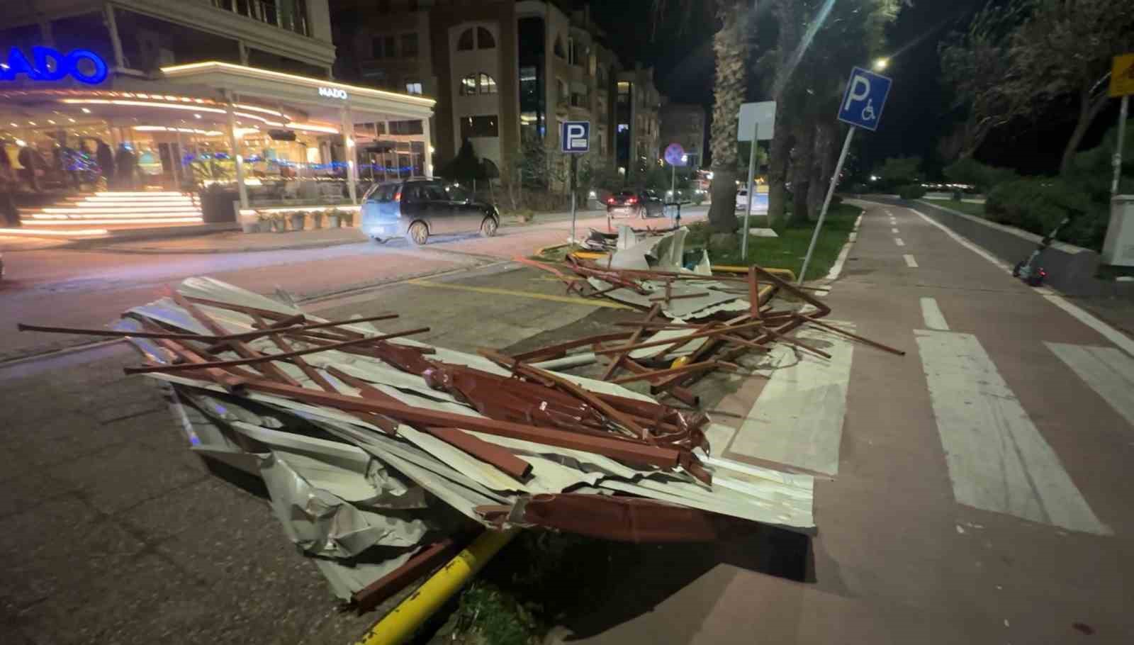 Samsun’da fırtına çatıları uçurdu, ağaçları devirdi
