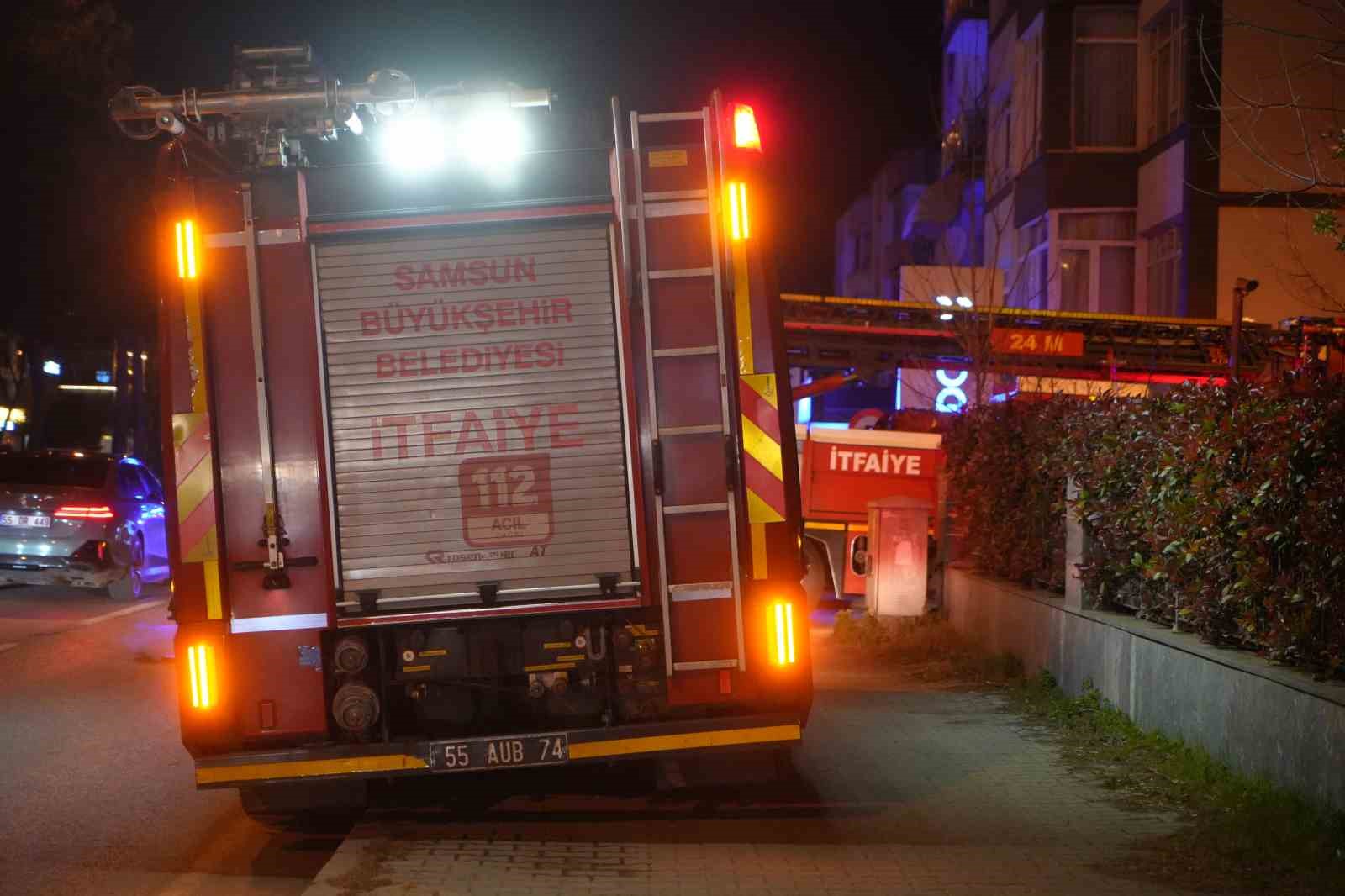 Samsun’da fırtına çatıları uçurdu, ağaçları devirdi
