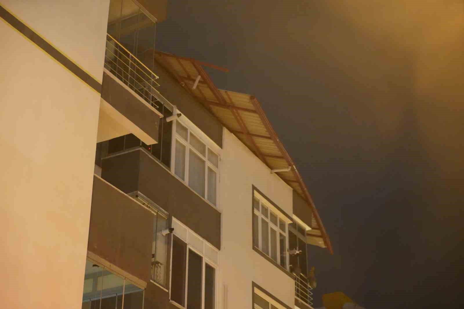 Samsun’da fırtına çatıları uçurdu, ağaçları devirdi
