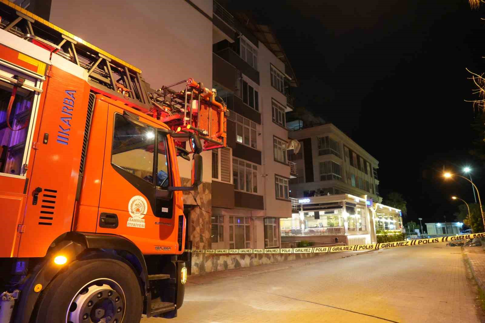 Samsun’da fırtına çatıları uçurdu, ağaçları devirdi

