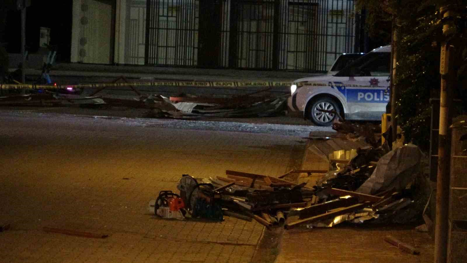 Samsun’da fırtına çatıları uçurdu, ağaçları devirdi
