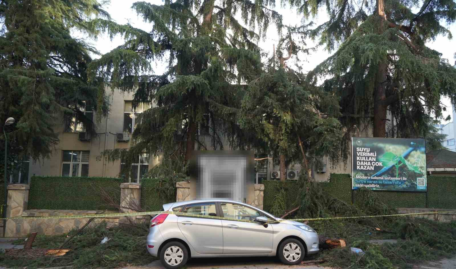 Samsun’da fırtına park halindeki otomobile zarar verdi, çatıları uçurdu
