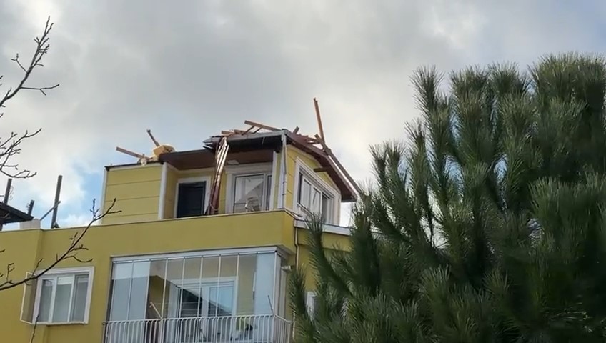 Samsun’da fırtına park halindeki otomobile zarar verdi, çatıları uçurdu
