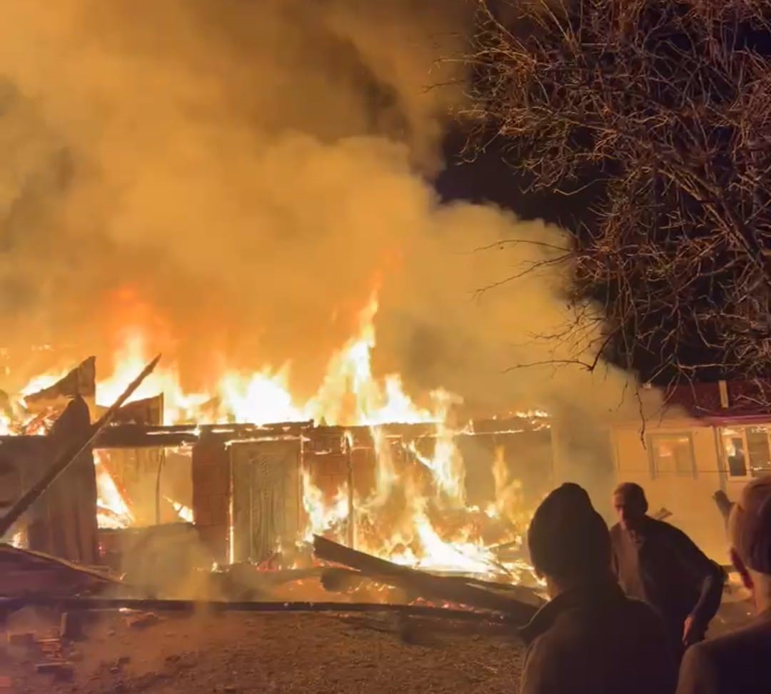 Samsun’da gece yarısı korku dolu anlar: Kırsal mahallede iki ev alevlere teslim oldu
Samsun’da gece yarısı korku dolu anlar: Kırsal mahallede iki ev alevlere teslim oldu