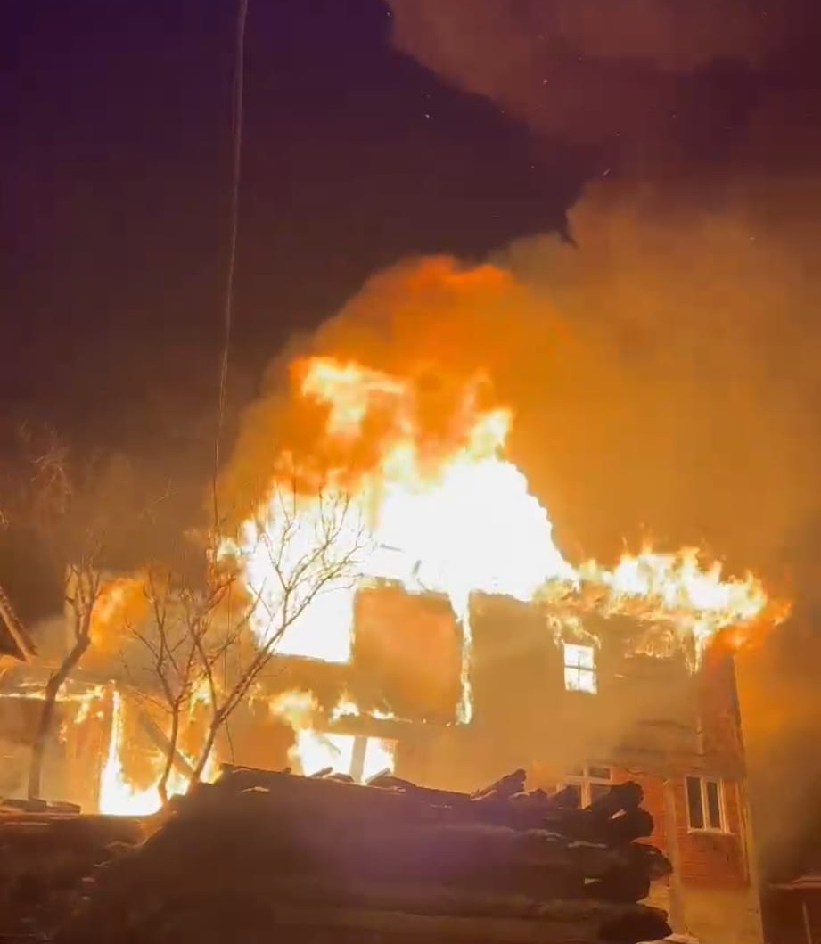 Samsun’da gece yarısı korku dolu anlar: Kırsal mahallede iki ev alevlere teslim oldu
Samsun’da gece yarısı korku dolu anlar: Kırsal mahallede iki ev alevlere teslim oldu