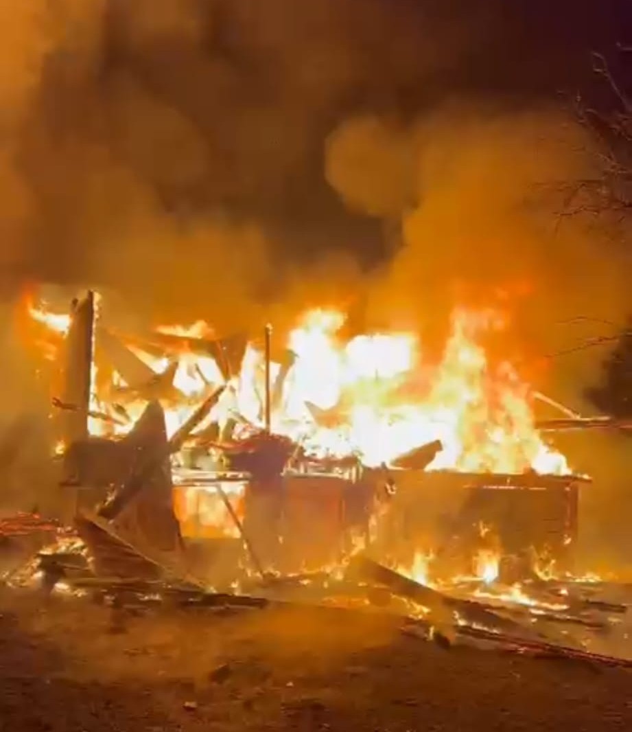 Samsun’da gece yarısı korku dolu anlar: Kırsal mahallede iki ev alevlere teslim oldu
Samsun’da gece yarısı korku dolu anlar: Kırsal mahallede iki ev alevlere teslim oldu