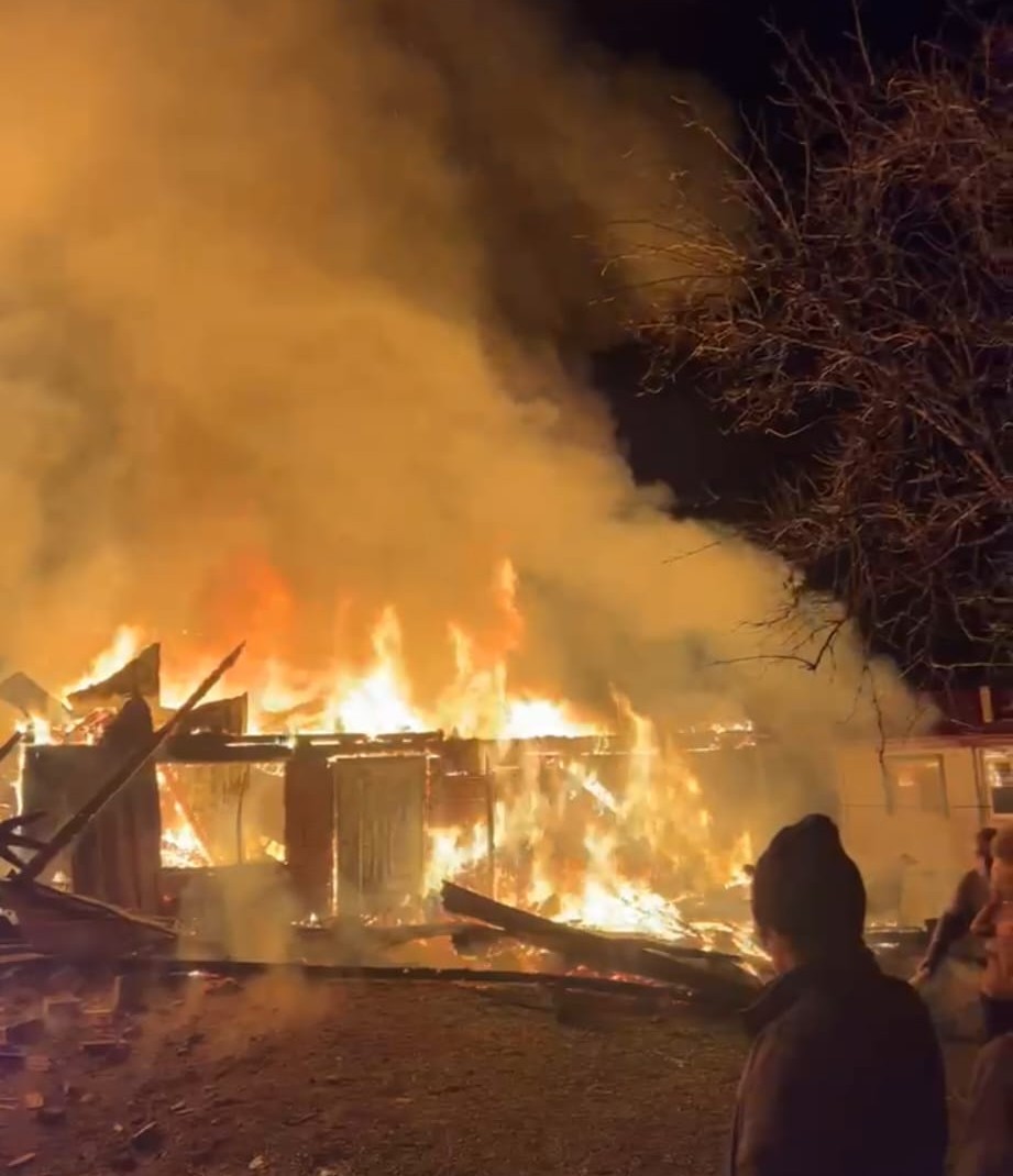Samsun’da gece yarısı korku dolu anlar: Kırsal mahallede iki ev alevlere teslim oldu
Samsun’da gece yarısı korku dolu anlar: Kırsal mahallede iki ev alevlere teslim oldu