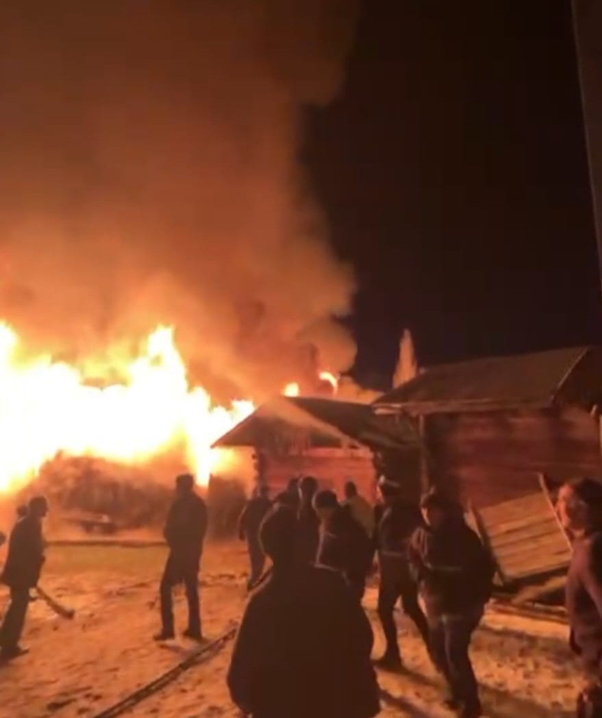 Samsun’da gece yarısı korku dolu anlar: Kırsal mahallede iki ev alevlere teslim oldu
Samsun’da gece yarısı korku dolu anlar: Kırsal mahallede iki ev alevlere teslim oldu