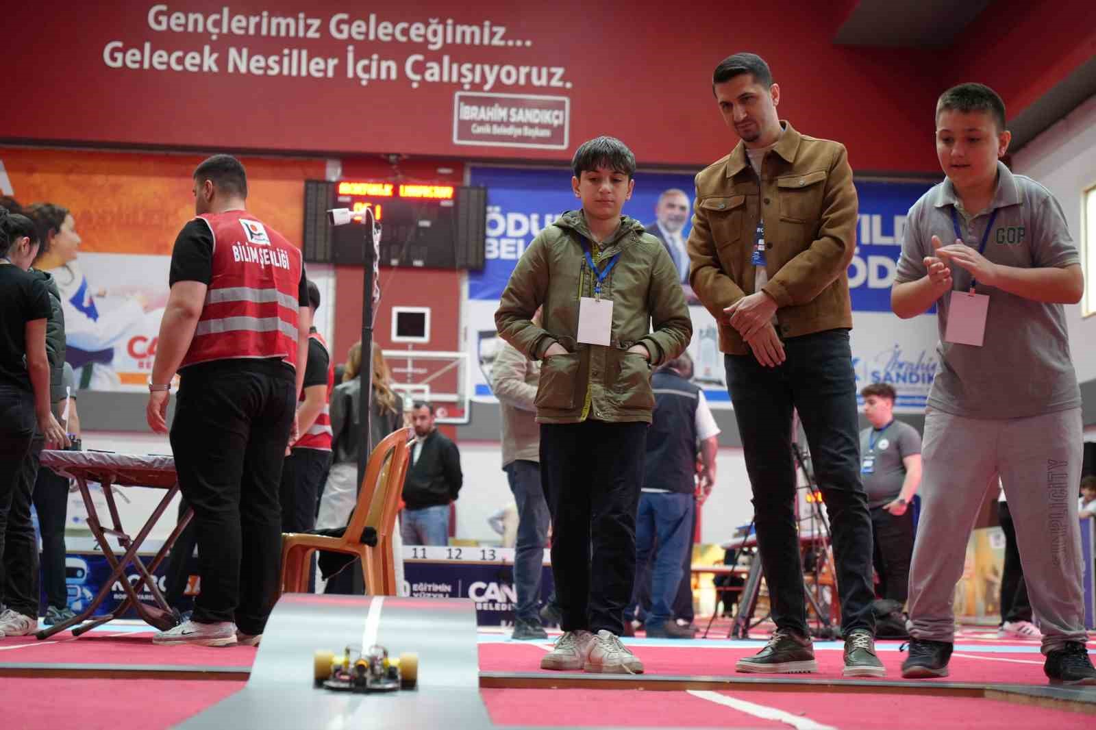 Samsun’da genç kaşifler robotlarıyla sahnede
