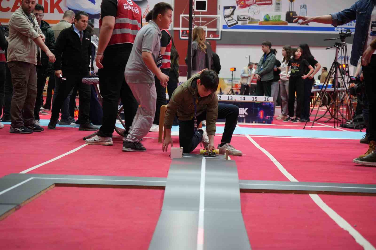 Samsun’da genç kaşifler robotlarıyla sahnede
