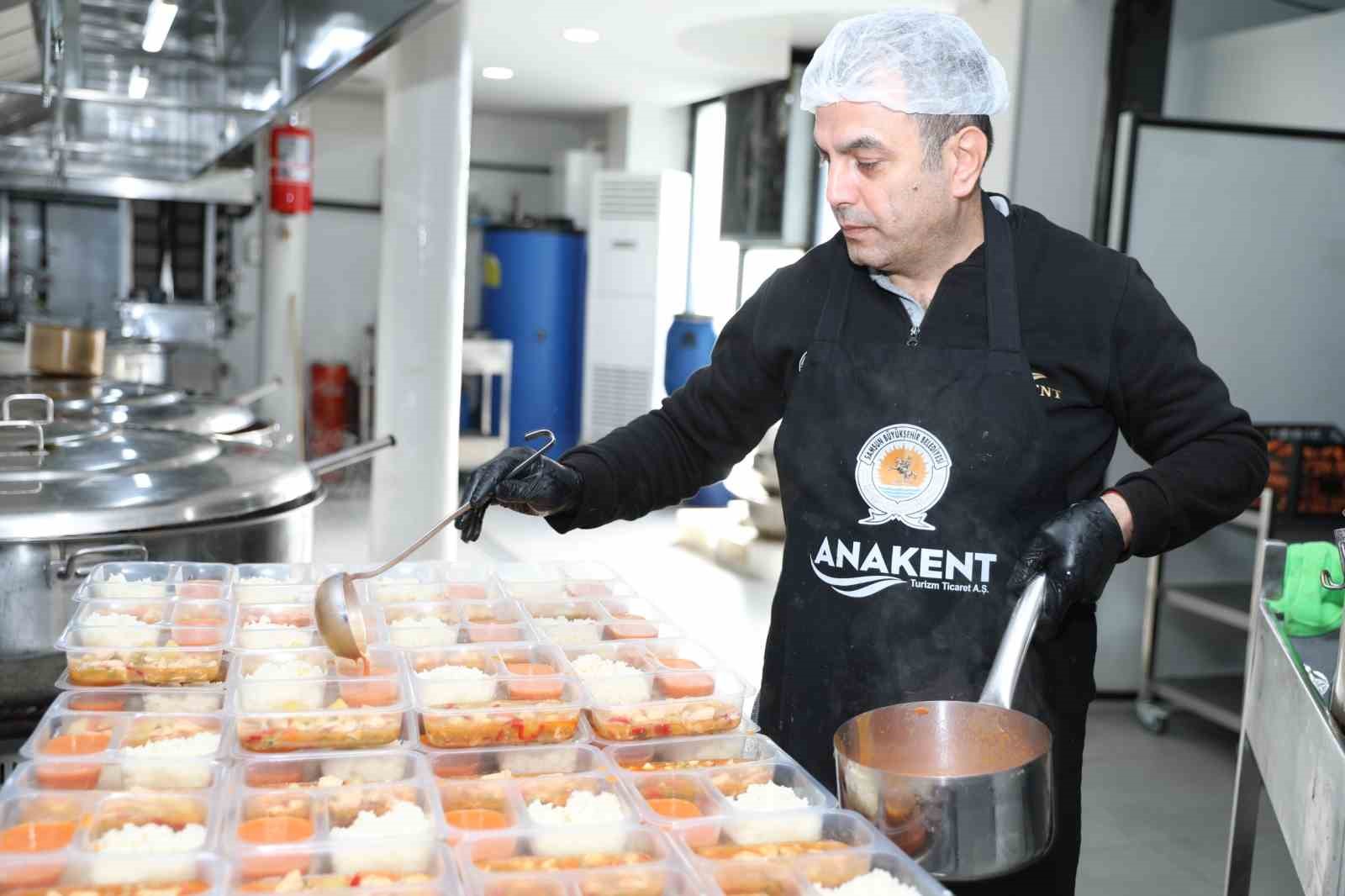 Samsun’da her gün 15 bin kişilik iftar sofrası kuruluyor
