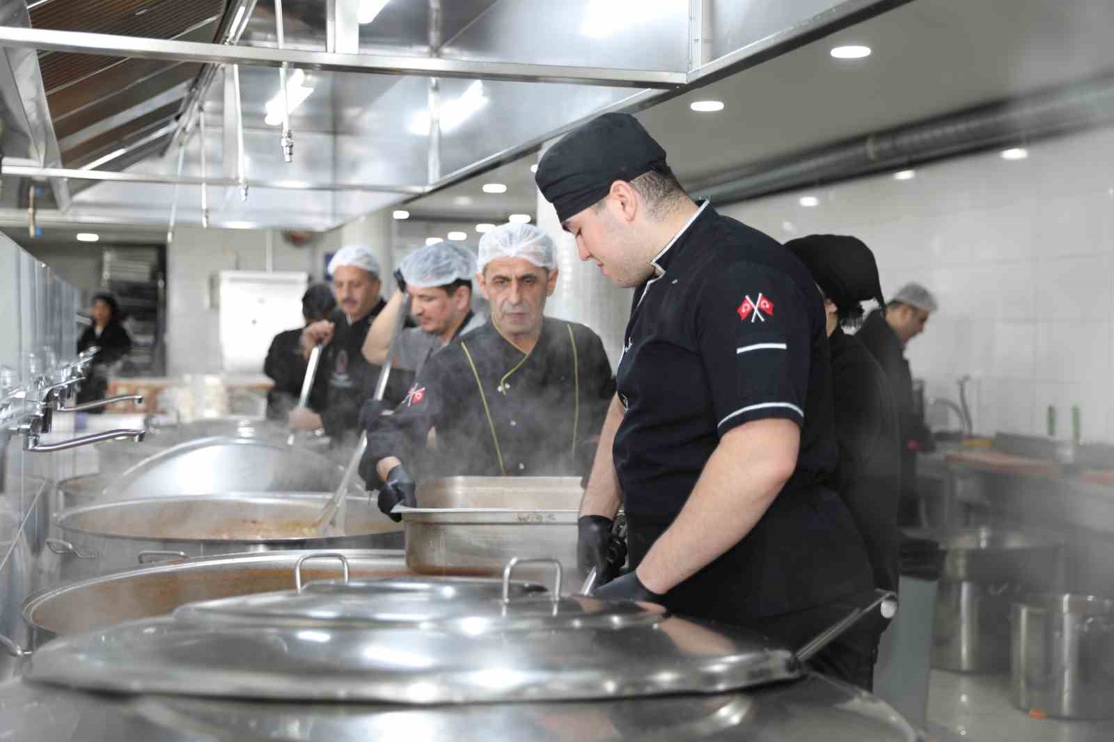 Samsun’da her gün 15 bin kişilik iftar sofrası kuruluyor
