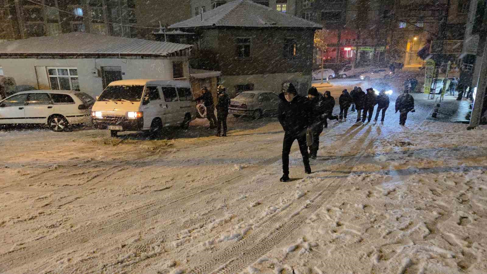 Samsun’da kar çocuklara eğlence, sürücülere çile oldu
