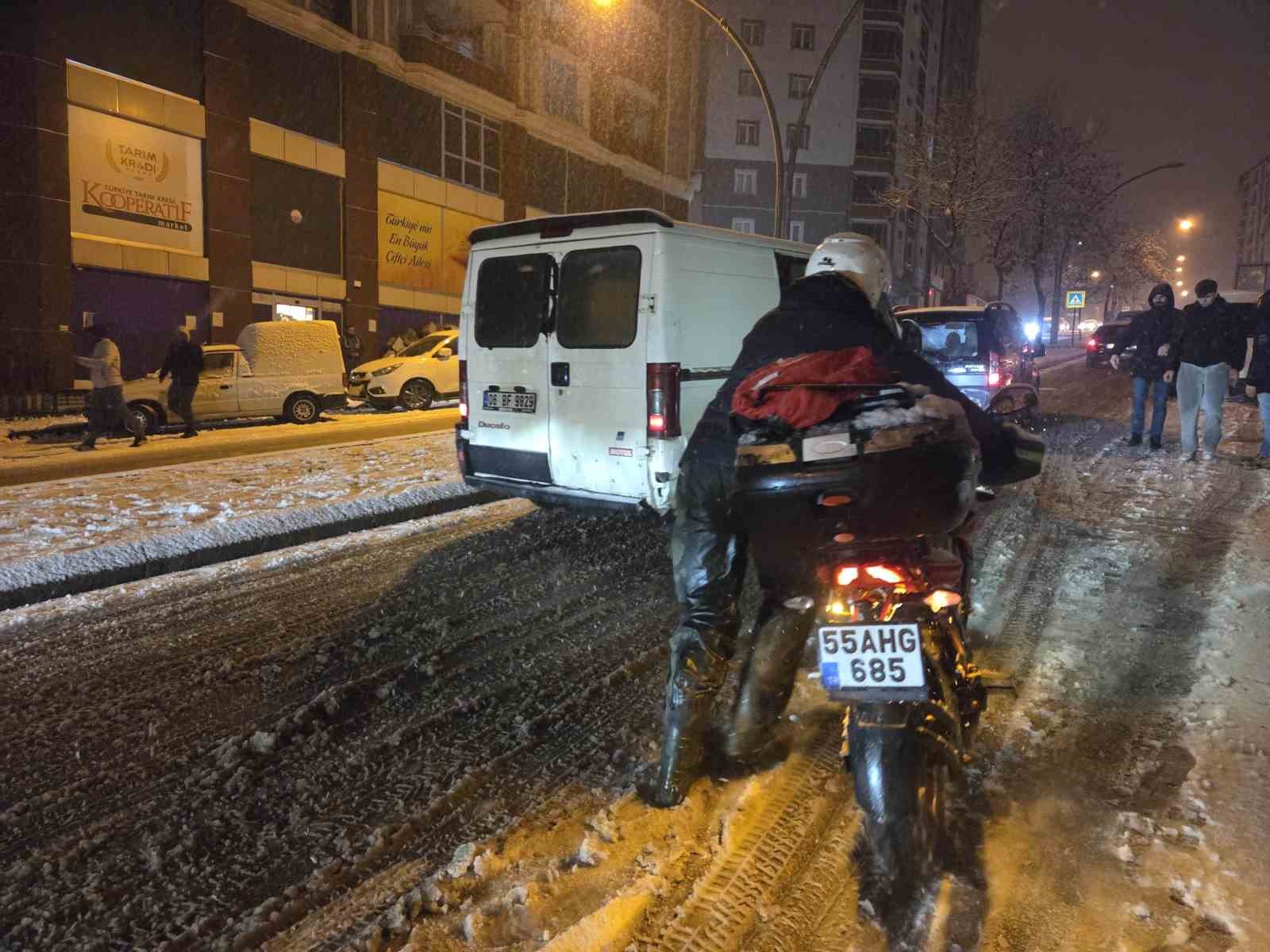 Samsun’da kar çocuklara eğlence, sürücülere çile oldu
