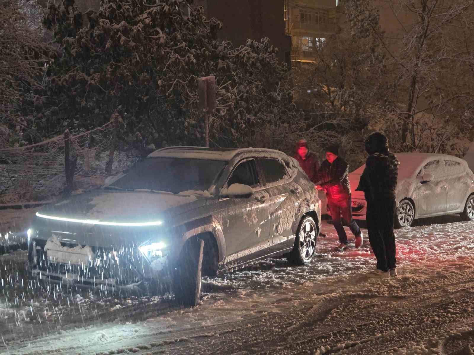 Samsun’da kar çocuklara eğlence, sürücülere çile oldu
