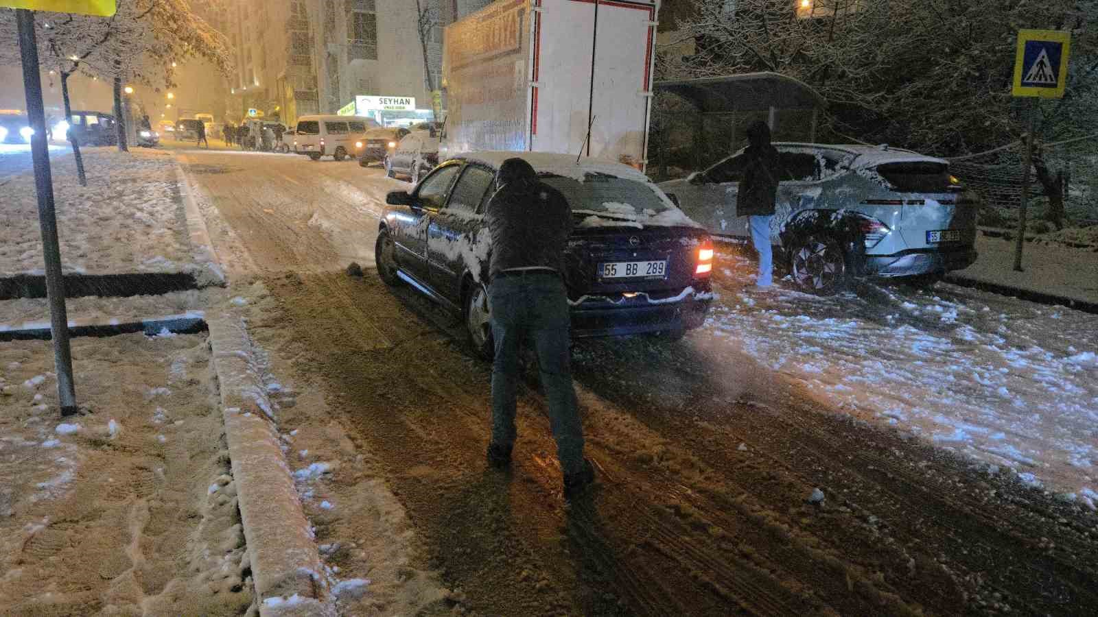 Samsun’da kar çocuklara eğlence, sürücülere çile oldu
