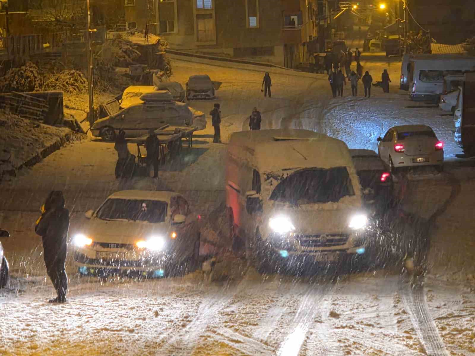 Samsun’da kar çocuklara eğlence, sürücülere çile oldu
