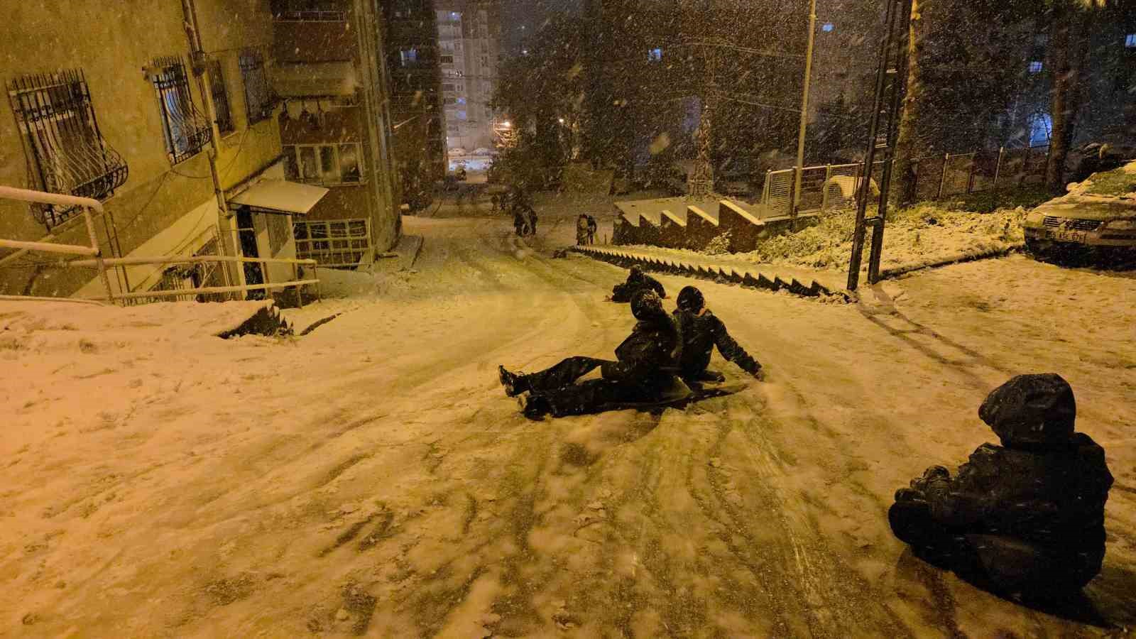 Samsun’da kar çocuklara eğlence, sürücülere çile oldu
