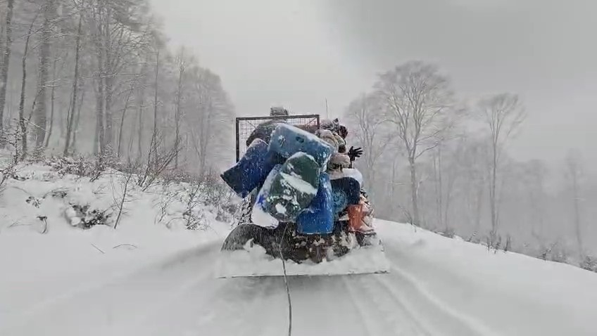 Samsun’da kar eğlencesi: Vatandaşlar bidonlarla karın keyfini çıkardı
