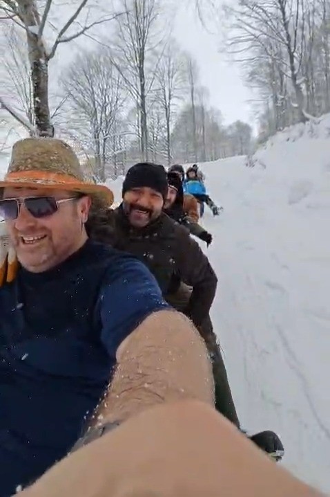 Samsun’da kar eğlencesi: Vatandaşlar bidonlarla karın keyfini çıkardı
