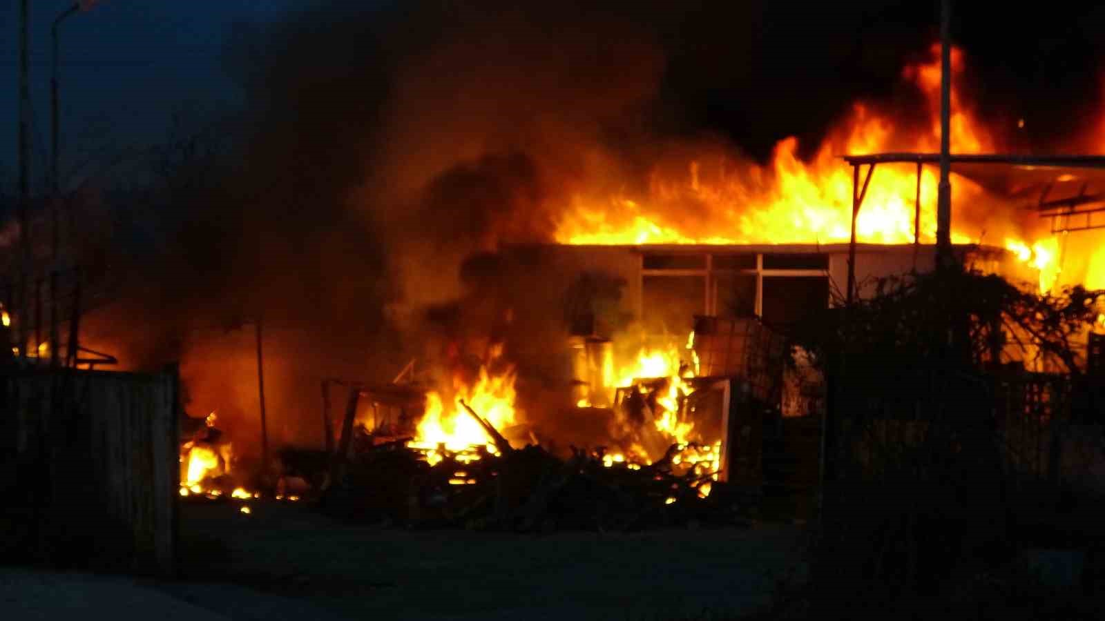 Samsun’da meyve deposunda yangın: Ekipler müdahale ediyor
