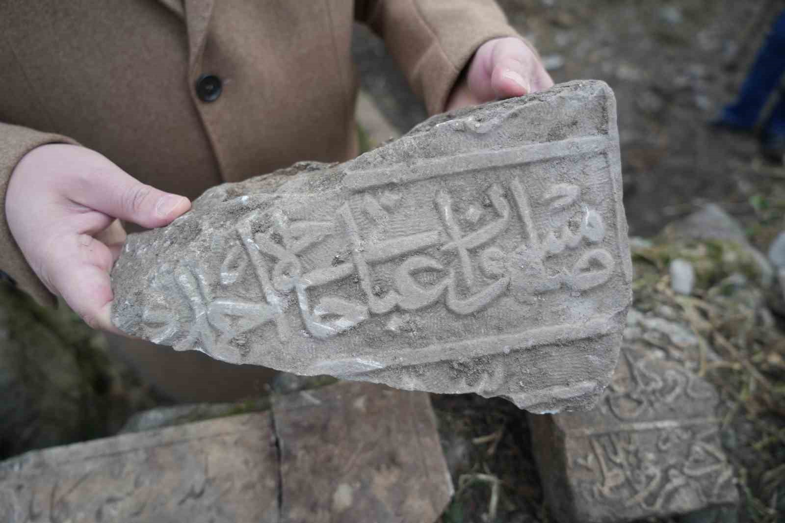 Samsun’da mezarlığın altından tarih çıkıyor: Samsun yazılı mezar kitabesi, yeni tarihi mezarlar
Samsun’da mezarlığın altından tarih çıkıyor: Samsun yazılı mezar kitabesi, yeni tarihi mezarlar
