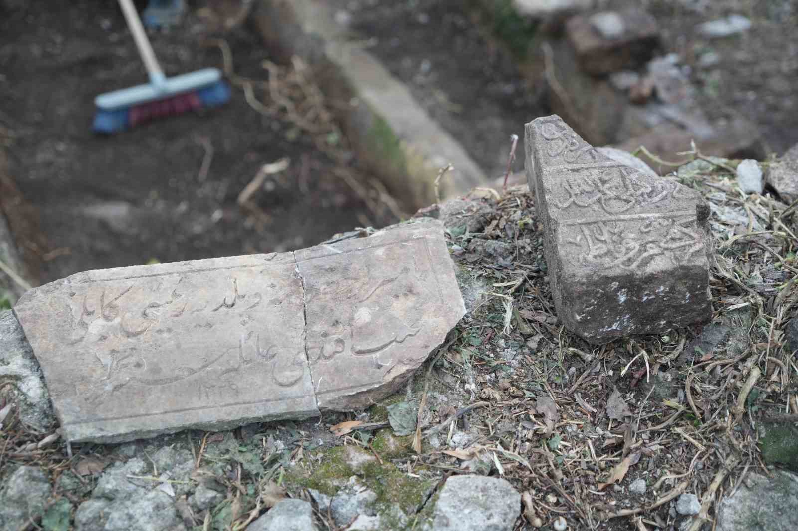 Samsun’da mezarlığın altından tarih çıkıyor: Samsun yazılı mezar kitabesi, yeni tarihi mezarlar
Samsun’da mezarlığın altından tarih çıkıyor: Samsun yazılı mezar kitabesi, yeni tarihi mezarlar